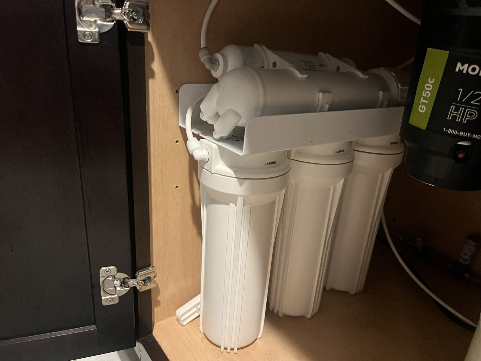 Under-sink reverse osmosis water filter system with storage tank