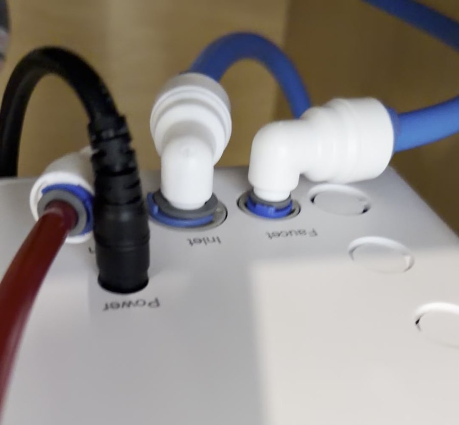 Power, inlet and faucet connections on top of a tankless reverse osmosis unit
